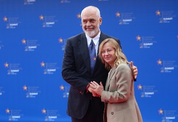 ŠOK NA SAMITU U TIRANI Edi Rama pao na kolena pred Đorđom Meloni, ona mu rekla samo jednu stvar!