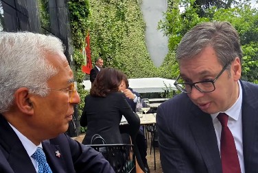 VUČIĆ SA KOŠTOM U TIRANI "Fenomenalan razgovor sa predsednikom Evropskog saveta, ovog puta u nešto opuštenijoj atmosferi"