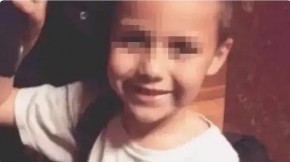 BIČEVALI GA KAIŠEM I TERALI DA KLEČI NA PIRINČU: Majka monstruozno mučila sina (10), u zlostavljanju joj pomagao dečko