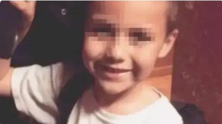 BIČEVALI GA KAIŠEM I TERALI DA KLEČI NA PIRINČU: Majka monstruozno mučila sina (10), u zlostavljanju joj pomagao dečko