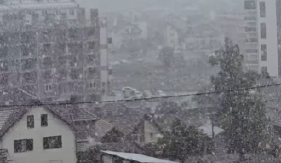 SNEG ZAVEJAO SRPSKI GRAD USRED MAJA! Neverovatne scene kao da je došla zima: "Ko će da čisti sneg na ovu vrućinu?" (VIDEO)