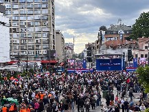 CENTAR NIŠA VEĆ SAD PUN, NEMA GDE IGLA DA PADNE! Sve veći broj ljudi pristiže na Svenarodni sabor! (FOTO/VIDEO)