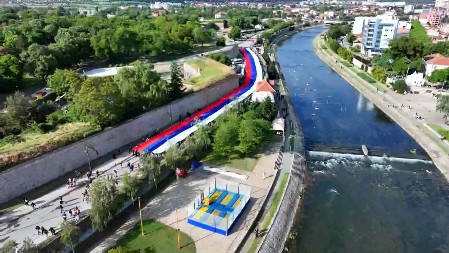 RAZVIJENA NAJDUŽA ZASTAVA SRBIJE! Najlepša trobojka se vijori Nišem! (VIDEO)