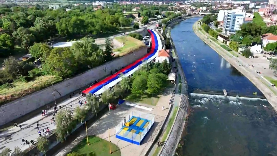 RAZVIJENA NAJDUŽA ZASTAVA SRBIJE! Najlepša trobojka se vijori Nišem! (VIDEO)