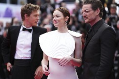 CRNA EMA Glumica zamalo da se onesvesti od straha na crvenom tepihu, automatski pala u naručje zgodnog kolege