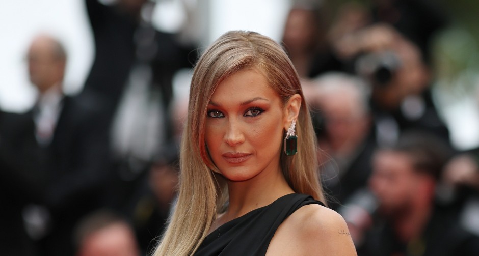 MILA JOVOVIĆ JE NOSILA 1997. GODINE Manekenka očarala u srebrnoj haljini, poznatom stilu dala svoj šmek ovim ukrasima