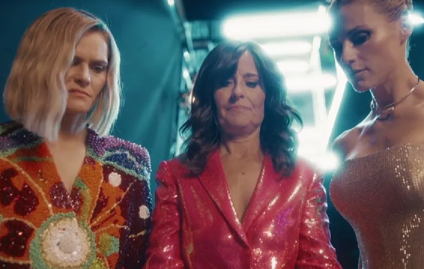 DRAMA NA POČETKU FINALA Voditeljke Evrovizije u panici na sceni, predstavnik uništio pobednički trofej