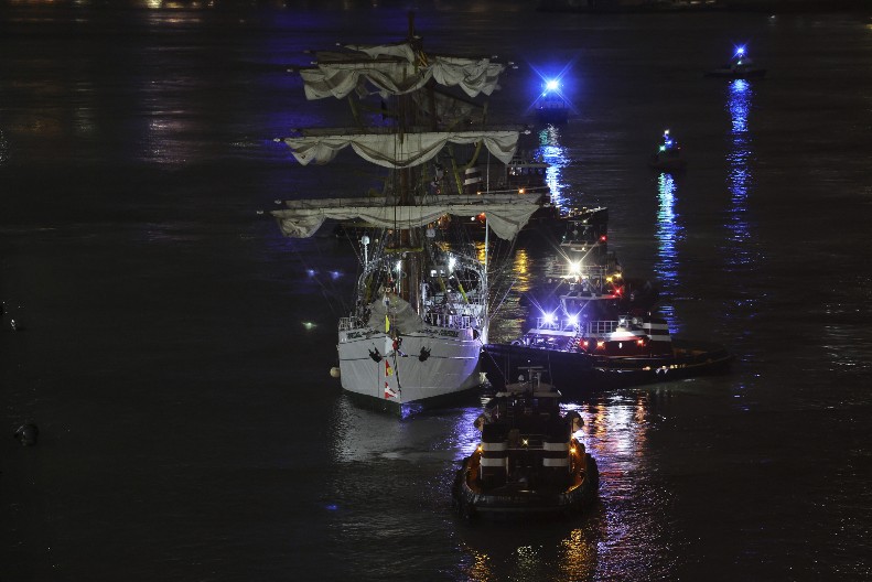 PRVI SNIMCI, IMA MRTVIH Brod meksičke mornarice udario u Bruklinski most (FOTO)