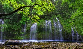 ZBOG NEOBIČNOG VODOPADA LJUDI KRŠE ZAKON I RIZIKUJU ŽIVOT Turisti masovno hrle na ovo mesto iako je poseta zabranjena