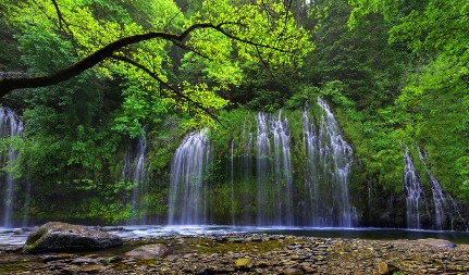 ZBOG NEOBIČNOG VODOPADA LJUDI KRŠE ZAKON I RIZIKUJU ŽIVOT Turisti masovno hrle na ovo mesto iako je poseta zabranjena