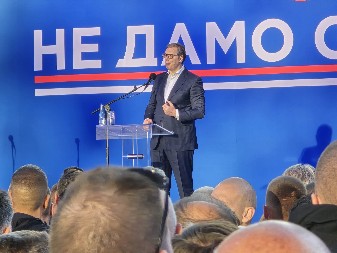 BLOKADERI FOTELJAŠI HTELI SILOM  DA SE POPNU NA BINU GDE JE VUČIĆ DRŽAO GOVOR! Oglasio se ministar policije: Na skupu je bilo 100.000 ljudi, a na drugom 2.500