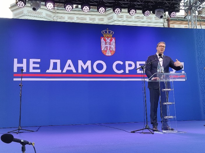 NARUČENA MEDIJSKA OPERACIJA: Od suverenog i jakog lidera Aleksandra Vučića žele da naprave diktatora, da bi ga zamenili slugom!