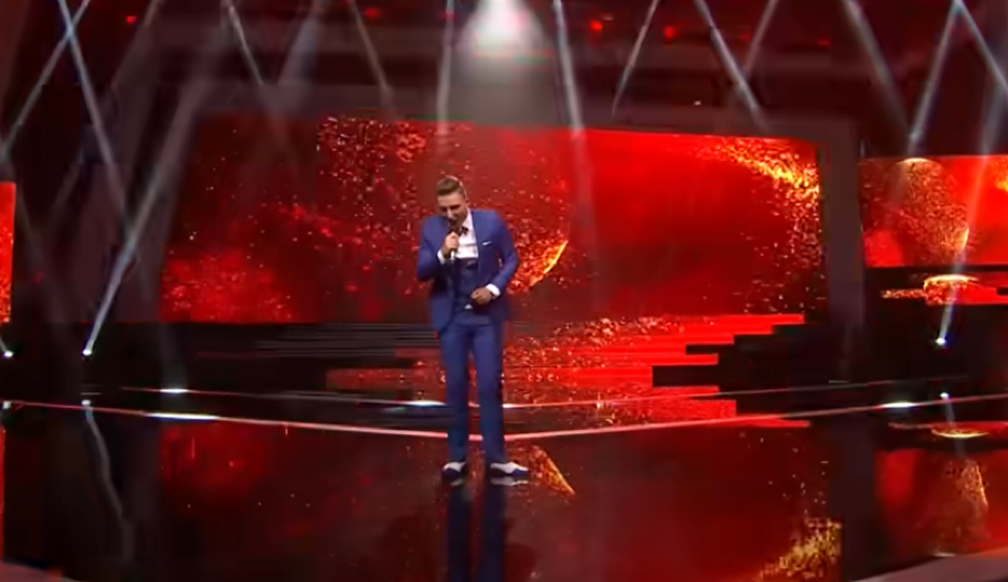 PEVAČ ZBOG ŽENE NE PRIČA SA PORODICOM Plakao zbog zabranjene ljubavi, sada dobili treće dete: "Ne znam da li će je ikada prihvatiti"