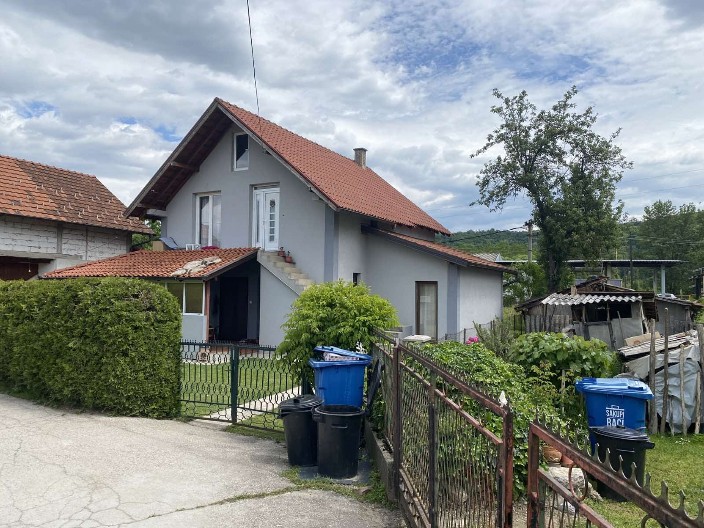 MESTO STRAVIČNOG ZLOČINA U ARILJU Visoke betonske stepenice, nesrećnoj ženi polomljena lobanja (FOTO)