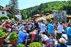 TRADICIONALNO PRESVLAČENJE MOŠTIJU U manastiru Tumane 1. juna očekuju se vernici iz celog sveta