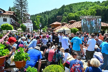 TRADICIONALNO PRESVLAČENJE MOŠTIJU U manastiru Tumane 1. juna očekuju se vernici iz celog sveta