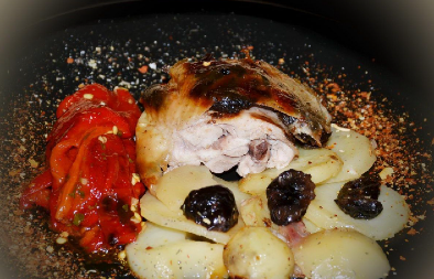 PILETINA SA SLANINOM I SUVIM ŠLJIVAMA Specijalitet koji budi sva čula, neponovljivog ukusa