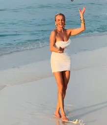 „ŽENO, ZAUSTAVILA SI STARENJE!“ Đina ima 59 godina i noge za medalju, evo šta radi da bi bile vitke i bez celulita