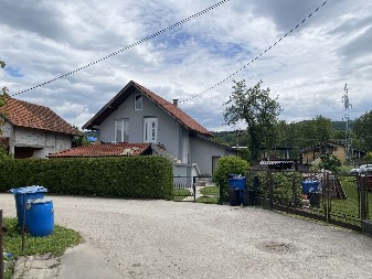 ''TETA GORICE, POŽURI, UBIĆE MI MAMU''! Komšinica iz Arilja progovorila o užasu: Ženu bivši muž pretukao, pa bacio sa terase