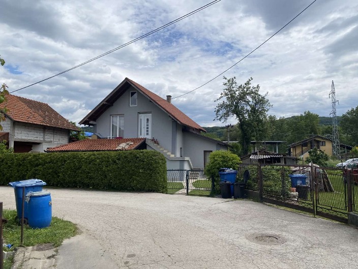 ''TETA GORICE, POŽURI, UBIĆE MI MAMU''! Komšinica iz Arilja progovorila o užasu: Ženu bivši muž pretukao, pa bacio sa terase