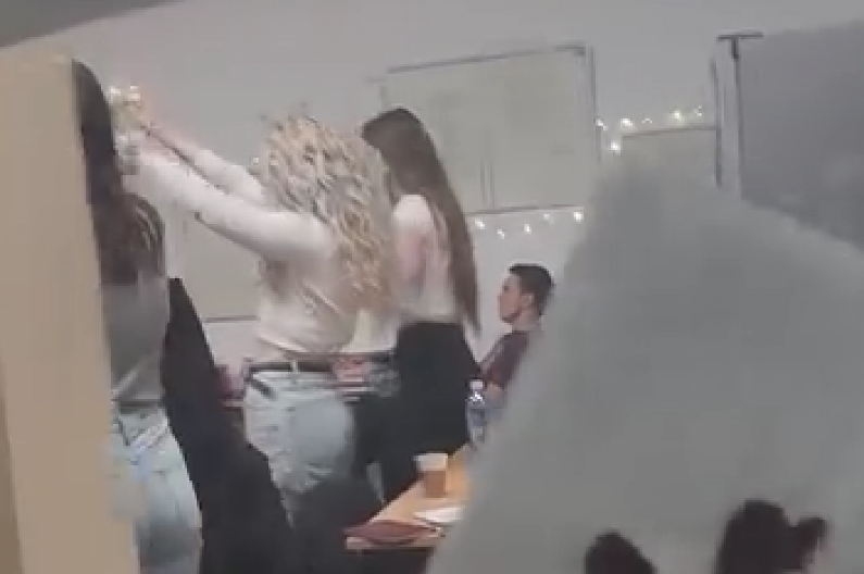 KAMERA SNIMILA ŠTA BLOKADERI RADE NA FILOZOFSKOM FAKULTETU U NIŠU: Ovako oni žale nastradale u Novom Sadu (VDEO)