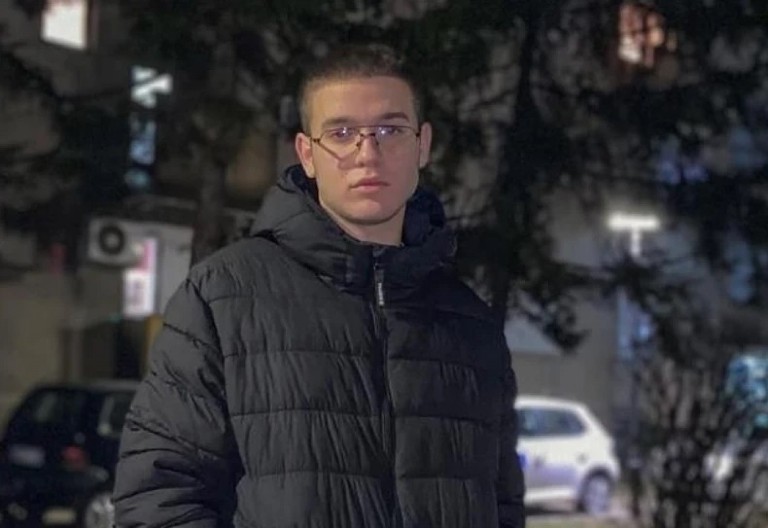 „KAD BIH DA IDEM I IDEM, ALI STALNO U NEBO POGLEDAМ“ Potresne reči majke nastradalog Marka (20) koji je poginuo u nesreći kod Leskovca