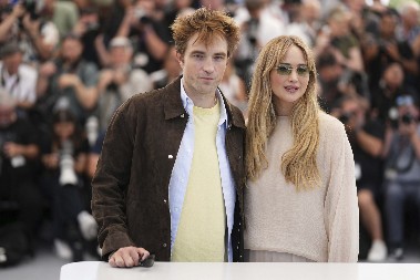 „SKOČILI SMO JEDNO NA DRUGO KAO TIGROVI“ Dženifer Lorens do detalja opisala intimnu scenu sa Robertom Patinsonom