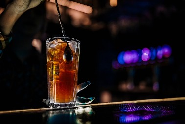 KOKTEL KOJI KOŠTA KAO STAN Cena iznosi vrtoglavih 40.000 evra, poslužen u čašama iz 1937. godine