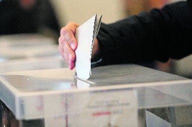 ANALIZA FAJNENŠEL TAJMSA: Desnica jača u Evropi, Tramp mamac za glasove