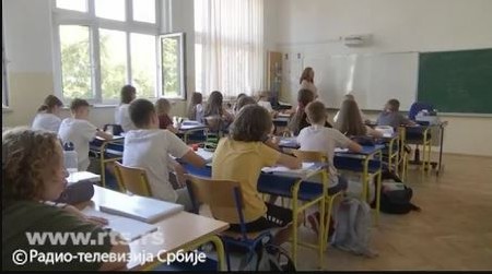 UŽAS U VRANJU! Na devojčicu (7) pala školska klupa u produženom boravku, lekari se bore da joj spasu prst