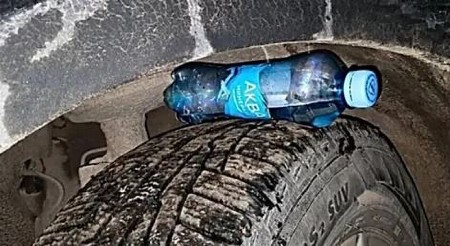 LJUDI MASOVNO STAVLJAJU PLASTIČNE FLAŠE NA TOČKOVE Evo zašto to svi rade i šta se dešava kad krenete da vozite