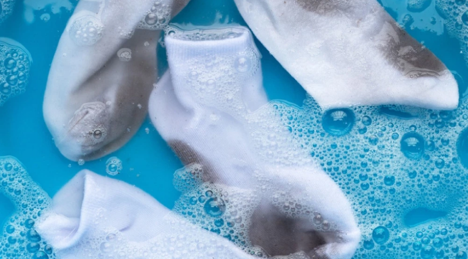 BIĆE KAO SNEG, PLUS SE TABANI NEĆE BRZO PRLJATI Kako da izbelite čarape, a ovako možete oprati i sve druge u boji