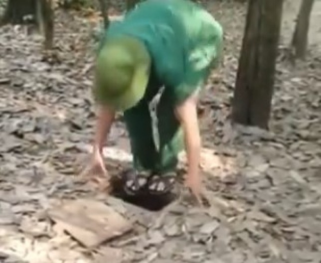 MISLILA DA JE U PITANJU OBIČNA RUPA, A U STVARI JE PAKAO Snimak iz tunela ledi krv u žilama, da li biste vi smeli ovde da kročite? (VIDEO)