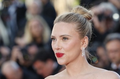 SKARLET JOHANSON ZABLISTALA U KANU KAO REDITELJKA Oduševila je svojim prvim filmom - emotivna priča raznežila je publiku