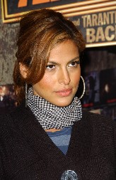 IMAJU MILIONE, ALI BEŽE OD GLAMURA Slavni par tajno venčan, žive skromno u malom stanu, daleko od očiju javnosti