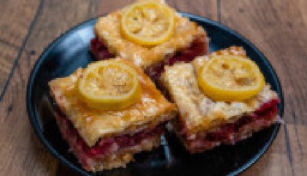 BAKLAVA SA VIŠNJAMA Očaravajuća poslastica koja miriše na ljubav, u savršenom voćnom spoju