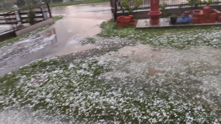 "SMRAČILO SE KAO DA JE NOĆ, A ONDA SU POČELI JAKA OLUJA I GRAD" Nevreme opustošilo sela oko Gornjeg Milanovca, šteta na usevima i putevima