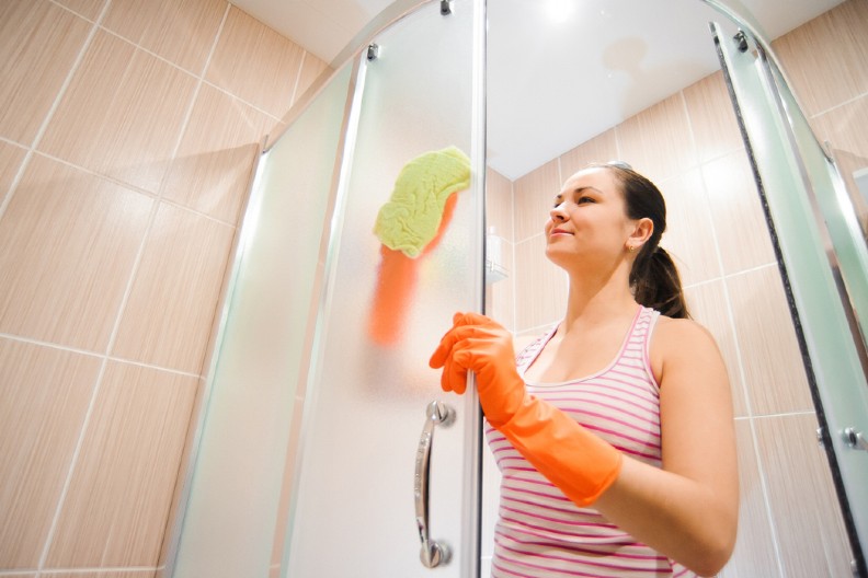 KAKO OČISTITI TUŠ KABINU Kamenac i fleke nećete videti mesec dana ako je obrišete mešavinom od ova 2 sastojka!