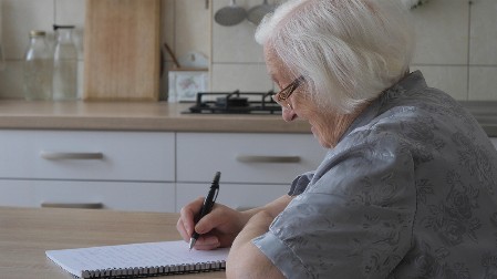 PENZIONERKA REKETAŠICA UZELA 50.000 EVRA Pretila čoveku da će ga uništiti pa završila u zatvoru