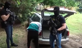 OBJAVLJEN SNIMAK FILMSKE AKCIJE POLICIJE Ovako je uhapšen osumnjičeni bombaš poznatog restorana u Beogradu (VIDEO)