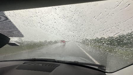 JEZIVO NA AUTO-PUTU MILOŠ VELIKI, NE VIDI SE PRST PRED OKOM Snažno olujno nevreme stiglo do Ljiga, krupan grad razbio staklo na automobilu! (VIDEO)