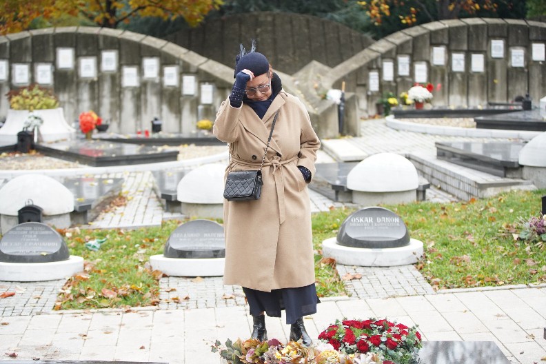 TUŽAN DAN U DOMU ANE BEKUTE Neutešna pevačica se oglasila sa groblja