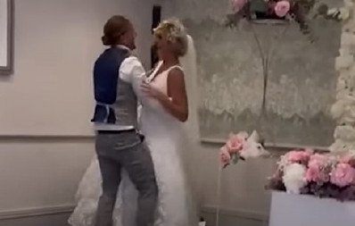 MLADA KRVARILA PRED SVIMA Mladoženja hteo da se ''našali'' pa napravio šok potez, venčanje se pretvorilo u horor! (VIDEO)