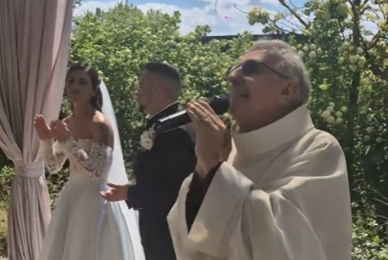 MAJKO MILA, KAKVO LUDILO NA VENČANJU Sveštenik prekinuo ceremoniju i zapevao čuveni hit, gosti u transu, internet gori! (VIDEO)