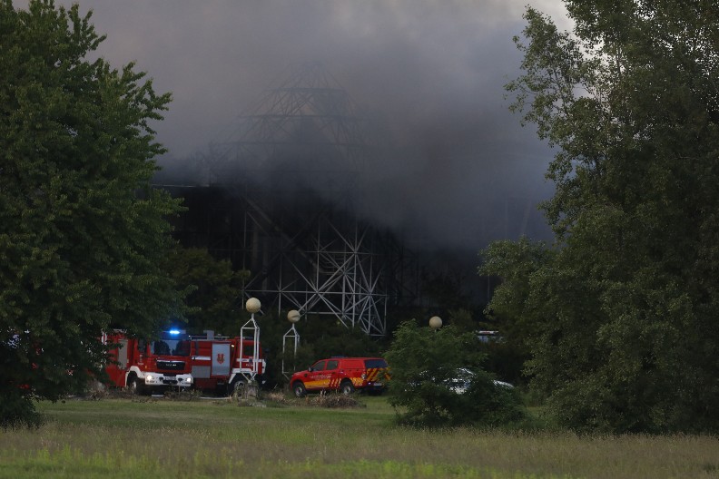 BUKTI POŽAR U ZAGREBAČKOJ BOLNICI! Vatrogasci se bore sa vatrenom stihijom koja guta napušteni objekat (FOTO)
