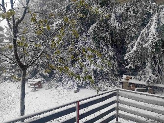 OVDE SADA VEJE SNEG, NAPADALO 20 CM! Haos u komšiluku, a u Srbiji se očekuje NAGLA promena vremena