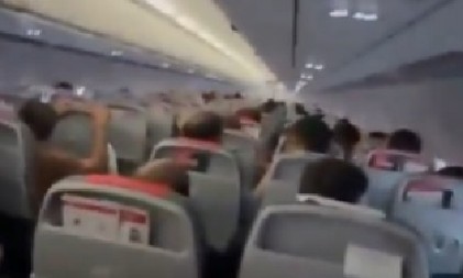 VRIŠTANJE I PANIKA U AVIONU, DRMALO SE NA SVE STRANE Putnik snimio zastrašujući prizor, pilot sprečio tragediju u poslednji čas! (VIDEO)