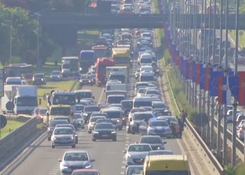 PRVE SLIKE LANČANOG SUDARA KOD TOŠINOG BUNARA, STVORILE SE KILOMETARSKE KOLONE DO KONJARNIKA U udesu učestvovalo 5 automobila