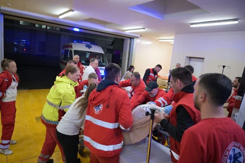 POZNATO IME IZBODENOG MLADIĆA KOD SPLAVA NA SAVSKOM KEJU Traži se muškarac koji mu je zario nož u grudi