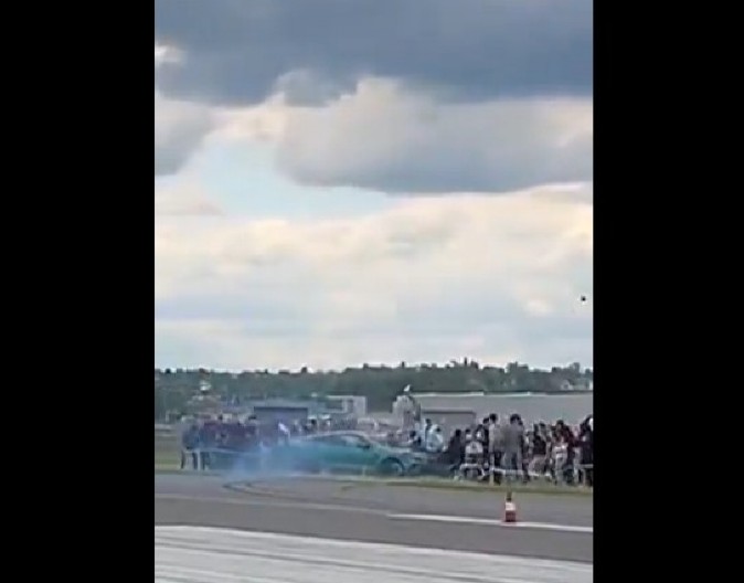 STRAVIČNE SCENE SA AUTO TRKE! Vozilo uletelo u gledaoce, najmanje 17 povređeno (VIDEO)